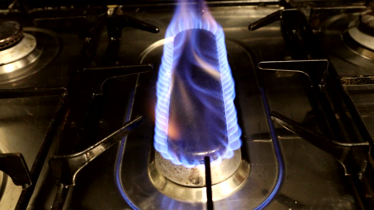 가스 스토브 에 불타는 불꽃