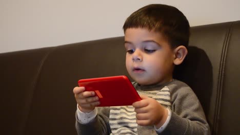 Lindo-Niño-De-Dos-Años-Jugando-Juegos-En-El-Teléfono-Inteligente