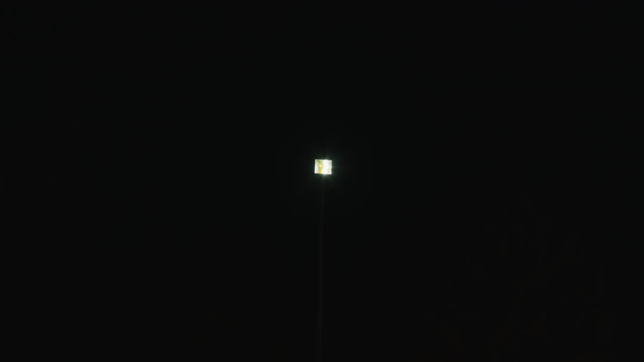 la luz de la calle parpadeando en la noche