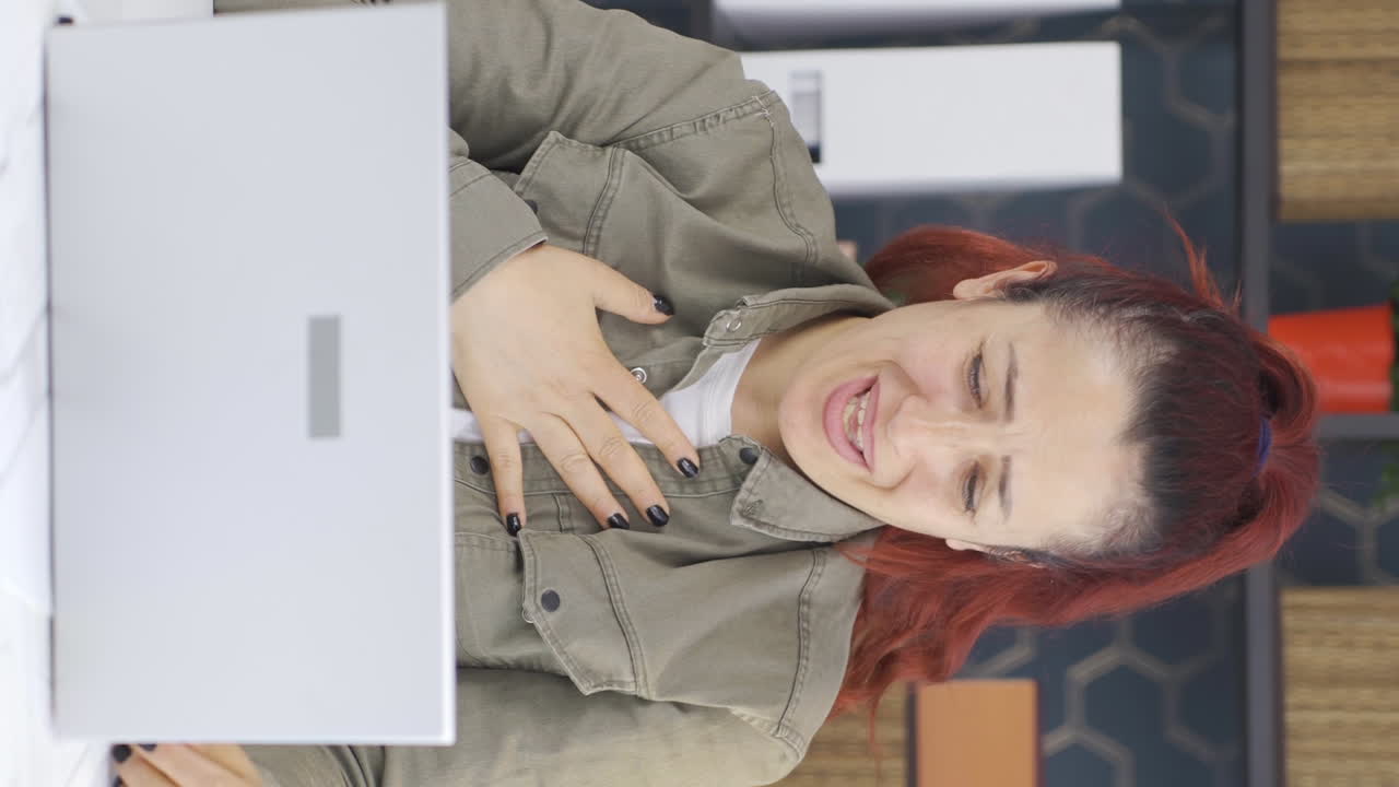 vídeo vertical de la exitosa mujer de negocios se regocija.