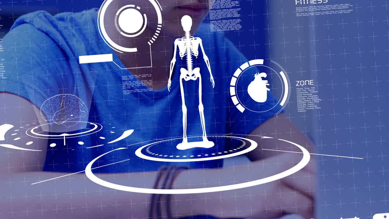 interfaz digital con procesamiento de datos contra un niño caucásico que usa una computadora portátil en la clase en la escuela