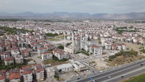 vista aérea panorámica a través de las torres del minarete de la mezquita de manavgat, la más grande de la región de antalya en el horizonte urbano de turquía