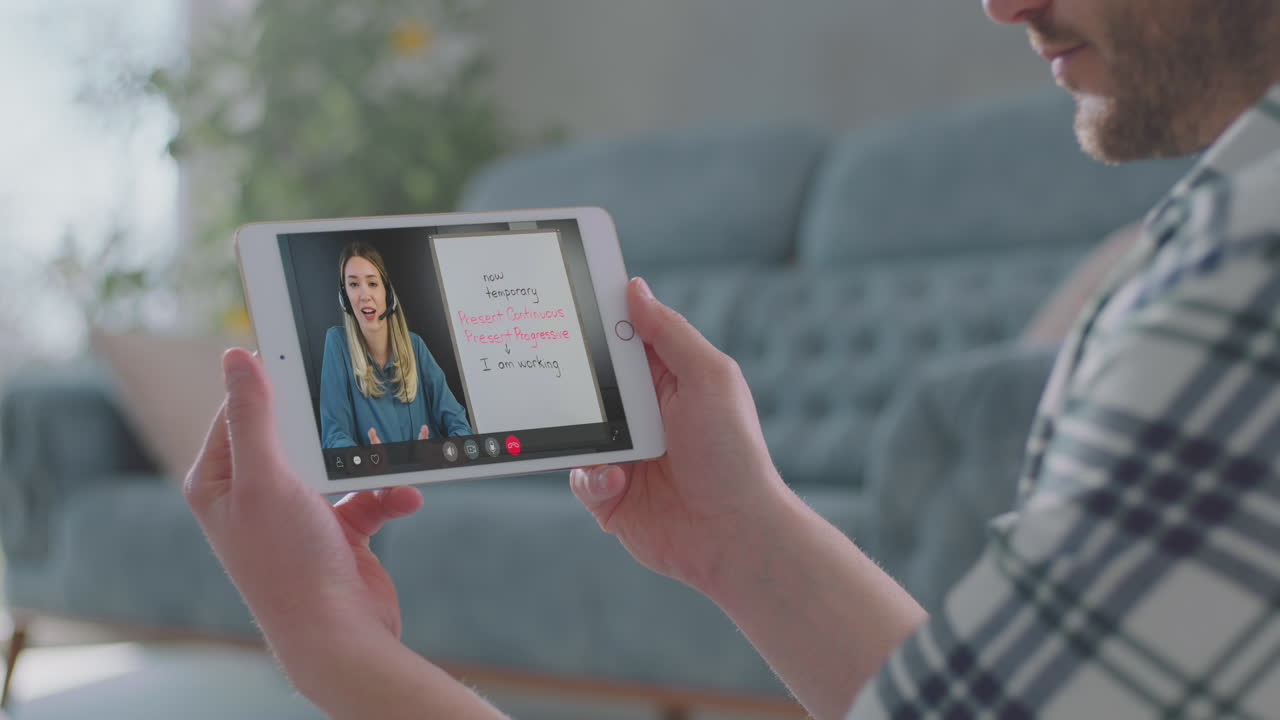 hombre aprendiendo lengua extranjera