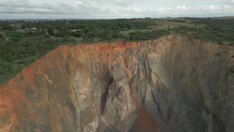 Luftflug-Zum-Felsenturm-Tief-In-Der-Großen-Lochgrube-Der-Cullin-Diamantenmine