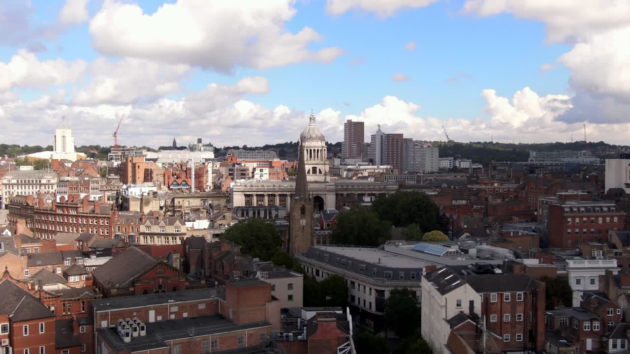 영국 노팅엄 시내를 돌아다니는 급격한 드라마틱 드론  ⁇