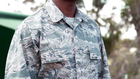 hombre militar de pie en el campamento de entrenamiento