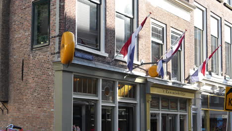 banderas holandesas en el escaparate de una tienda de queso en gouda, países bajos