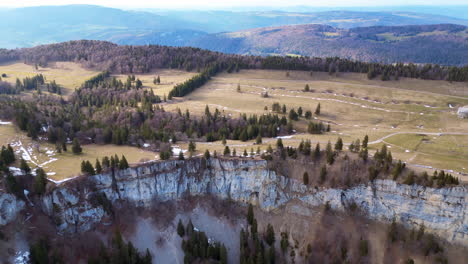 aerial de acantilados rocosos con paisaje de prados montañosos, wandfluh solothurn, suiza