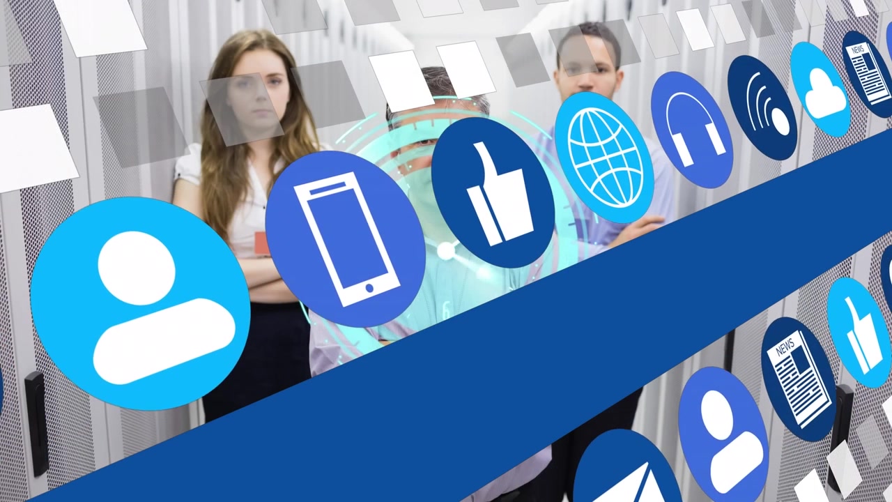 Animación de iconos multimedia y procesamiento de datos sobre colegas de negocios en una sala de servidores.