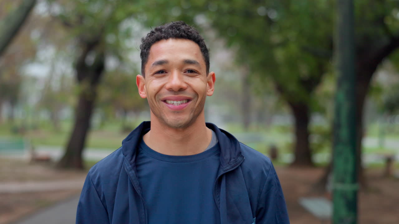 공원에서 웃는 남자