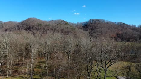 Vista-Aérea-De-Las-Colinas-Cerca-Del-Lago-Melton-En-Clinton,-Tennessee