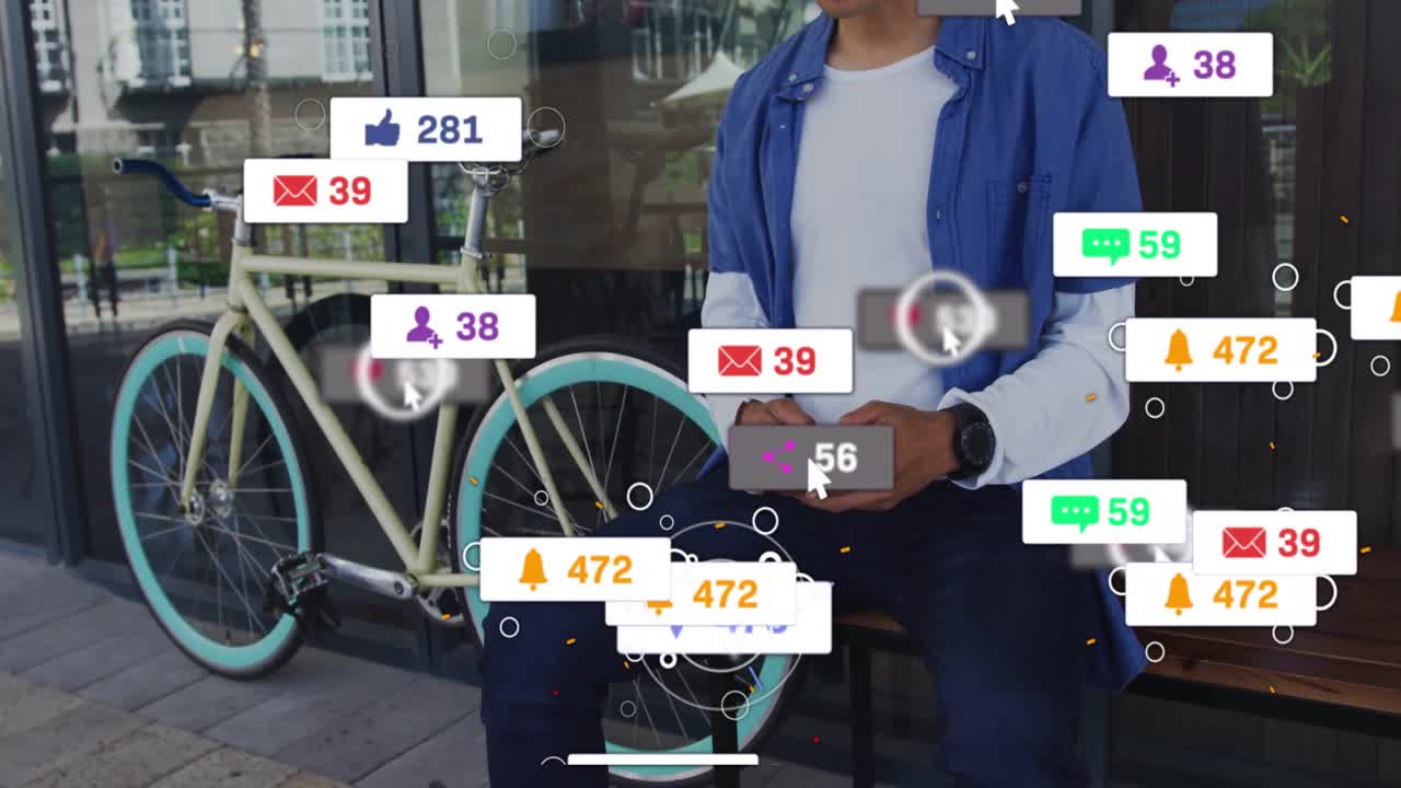 Bruker smarttelefon, person omgitt av animasjon av varslingsikoner for sosiale medier