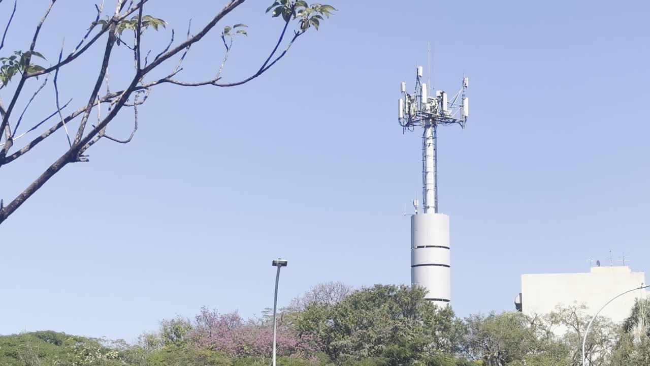 Relay station mast, signal receiver, telecommunications infrastructure