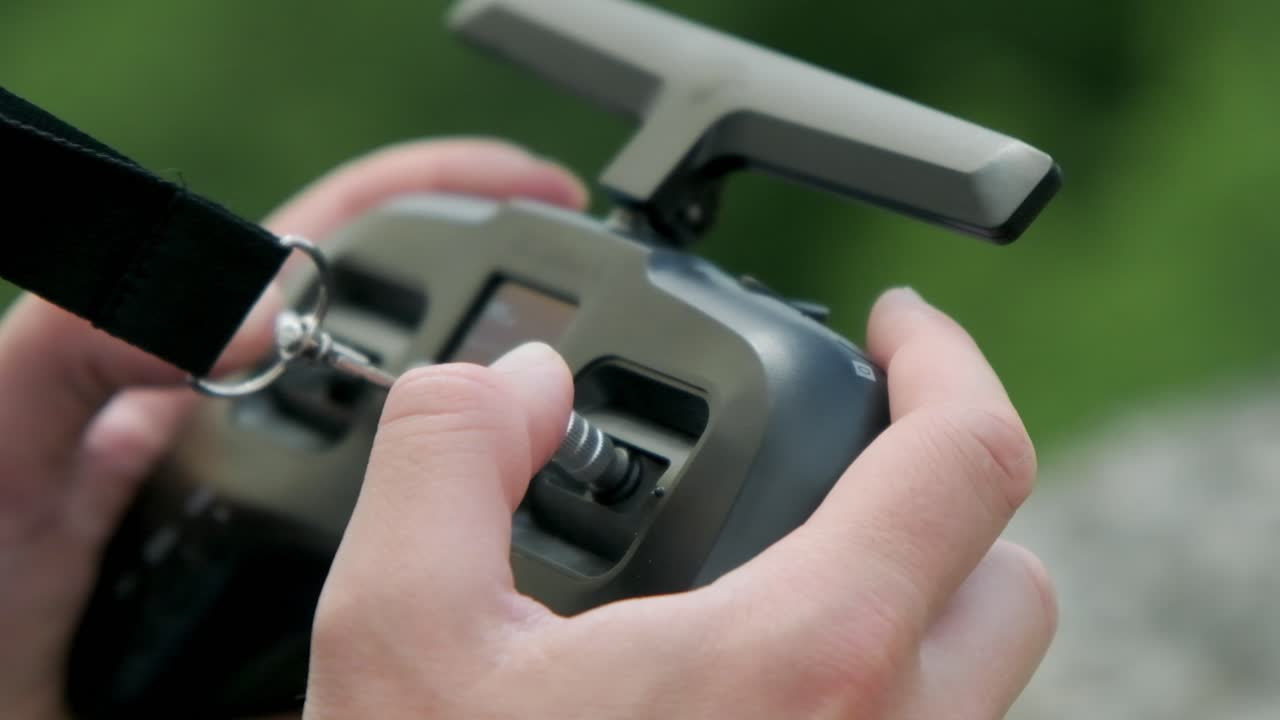 fpv 리모컨으로 fpv 드론을 조종하는 사람의 가까운  ⁇