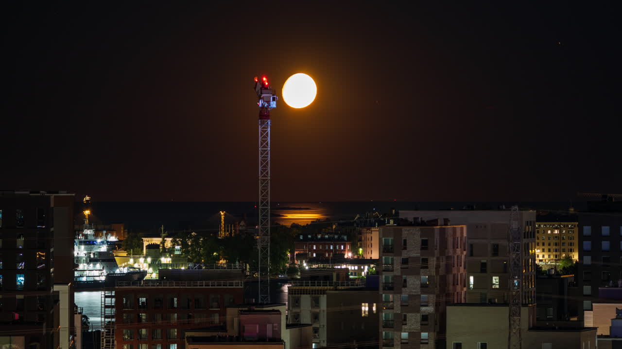 헬싱키의 파사리 시내 풍경 위에서 반이는 보름달의 시간 경과
