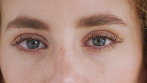 retrato de una mujer hermosa con los ojos parpadeando