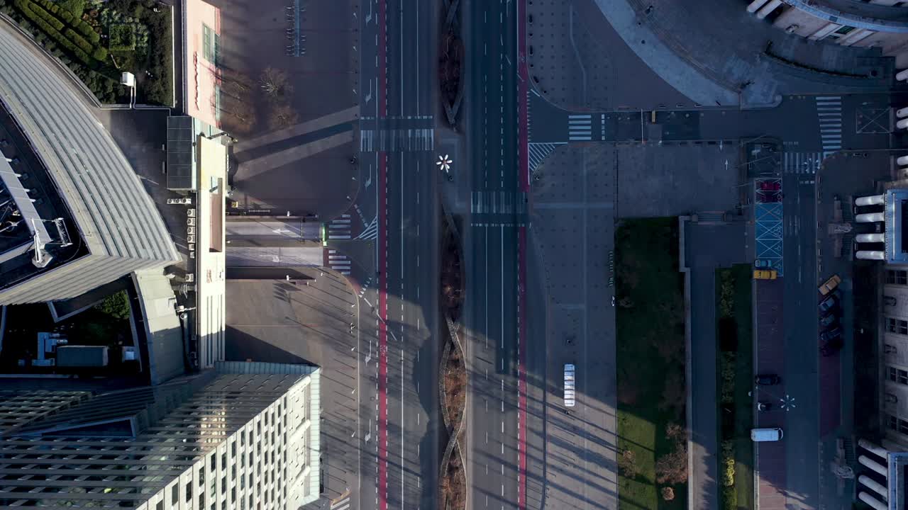 vista aérea de arriba hacia abajo de las calles vacías de varsovia durante el bloqueo de covid-19