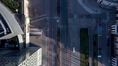 vista aérea de arriba hacia abajo de las calles vacías de varsovia durante el bloqueo de covid-19