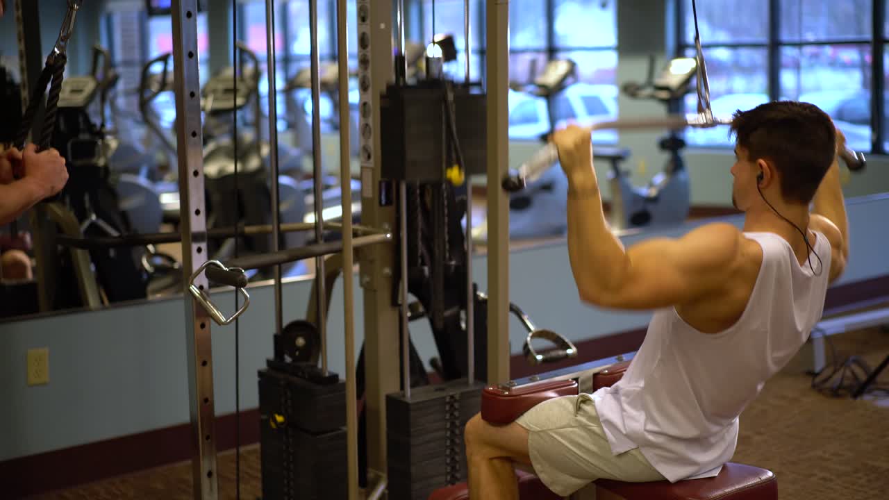 체육관 에서 운동 하는 남자