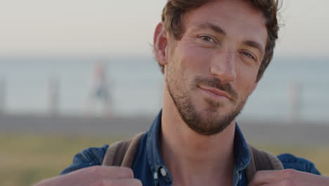 Retrato-Atractivo-Joven-Sonriendo-Confiado-Listo-Para-Viajes-De-Vacaciones-Disfrutando-De-Un-Estilo-De-Vida-Sin-Preocupaciones-En-La-Playa