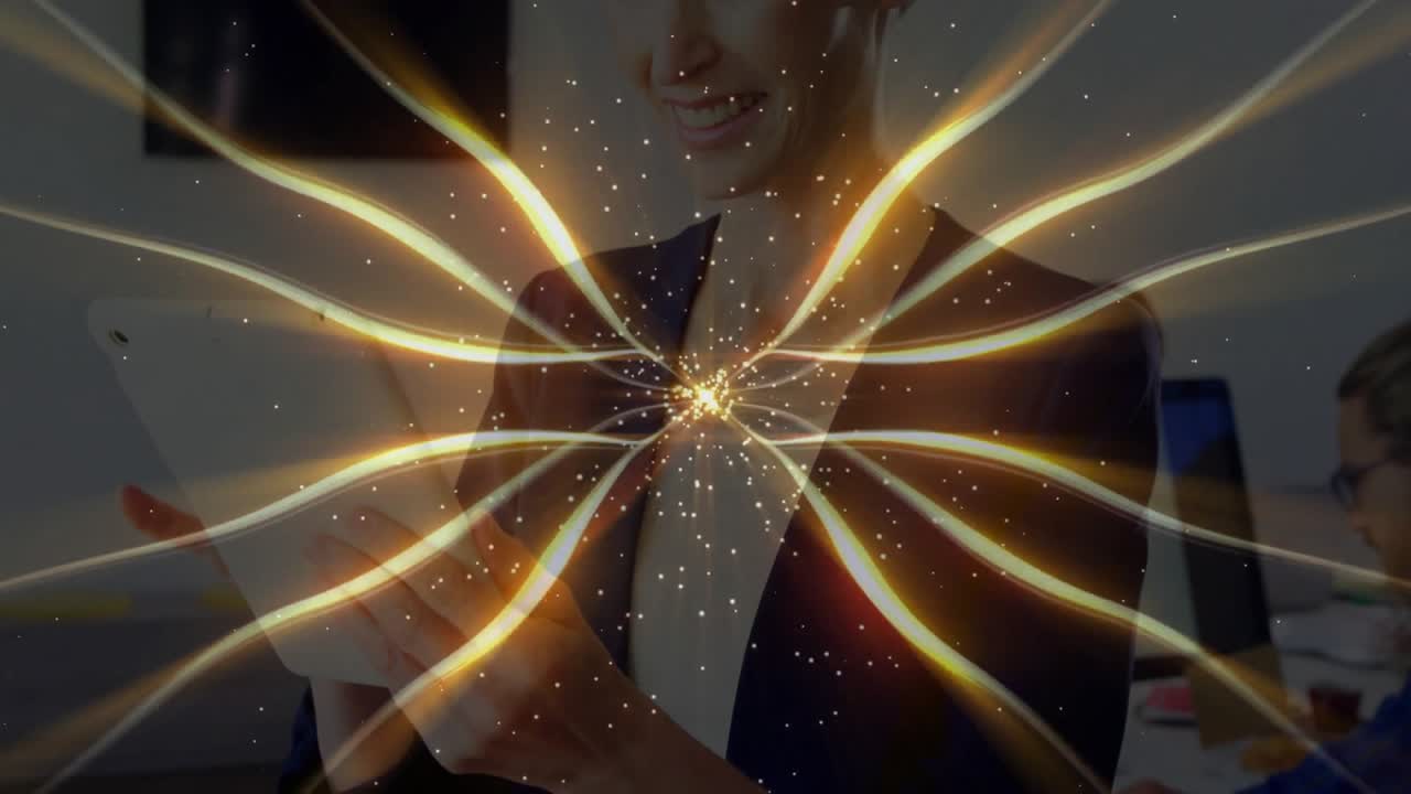 Donna d'affari che tocca un tablet scorrevole seguendo una grafica a stella dorata pulsante che guida la revisione dei dati.