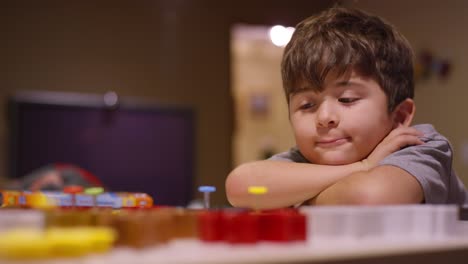 un niño sonriendo, y usando cortadores de galletas