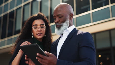 tablet, hablando y mujer de negocios con gerente