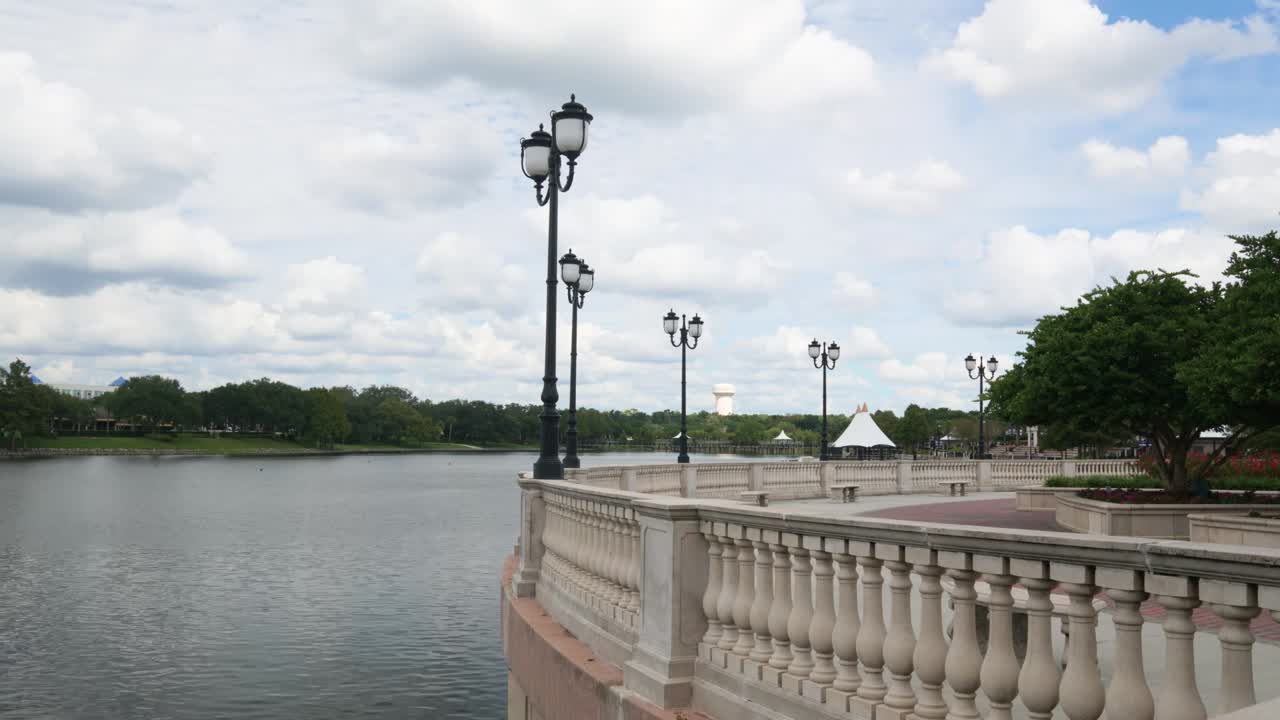 красивый парк uptown park and lakes at altamonte springs florida с пешеходными дорожками