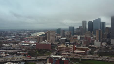 este video trata sobre una vista aérea del centro de houston en un día lluvioso y sombrío