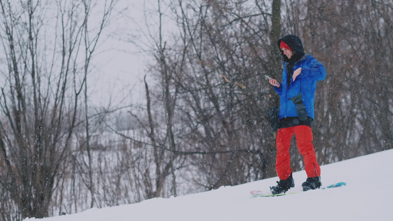 usa tu teléfono inteligente para tomar fotografías de paisajes mientras haces snowboard en la pista de esquí