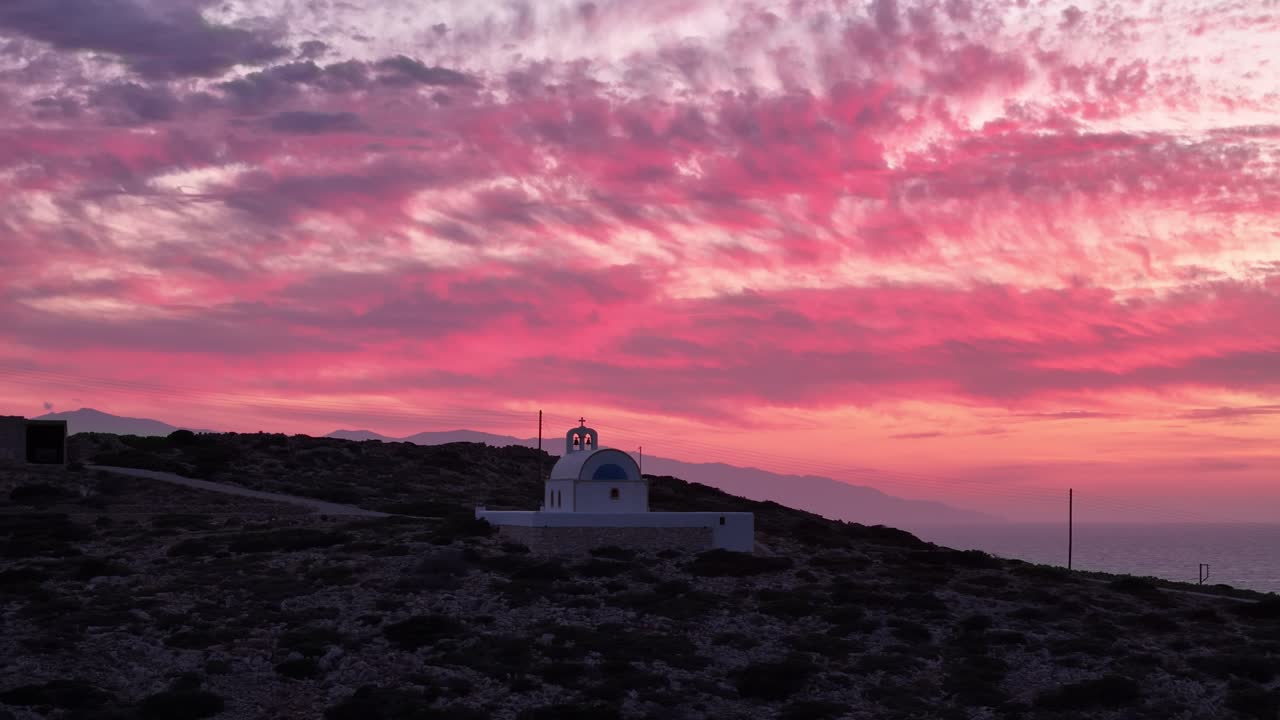 Morbido bagliore pastello nel cielo dietro la chiesa di Santa Sofia a Donousa, Grecia, al tramonto.