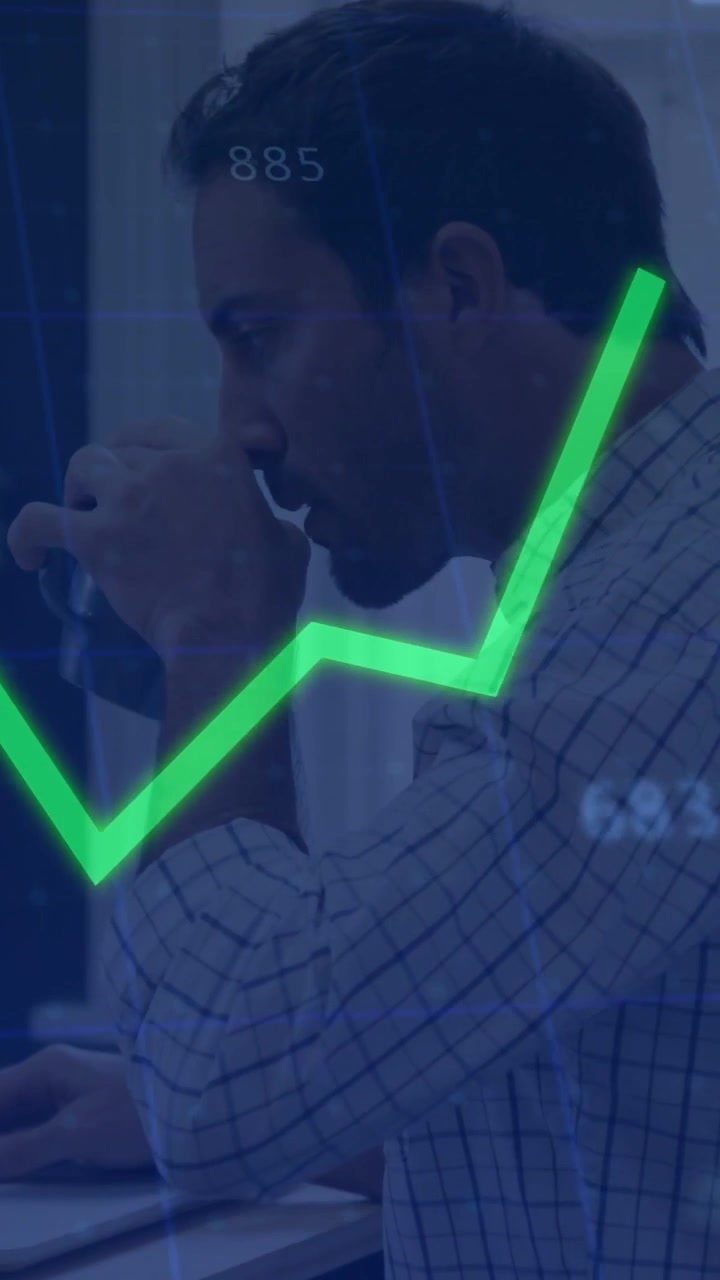 Analista uomo che digita, avviando un grafico verde e percentuali mentre monitora i dati finanziari e tiene una tazza.