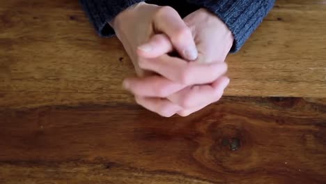 하나님께 충실히 기도하고 사람들과 함께 배하는 것 - 스 영상 스 비디오