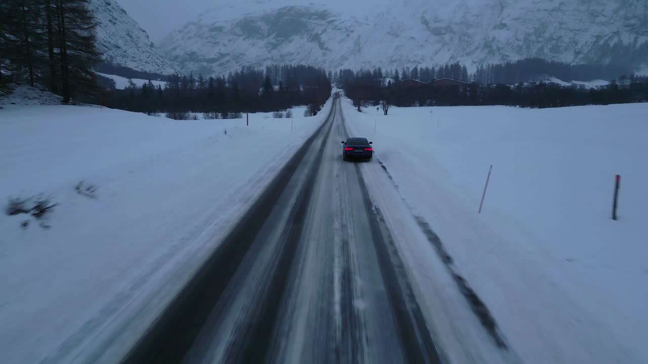 coche en un largo camino nevado