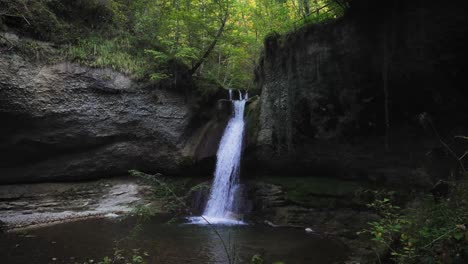 Wunderschöner-Slomotion-Wasserfall-Im-Wald-Der-Schweiz