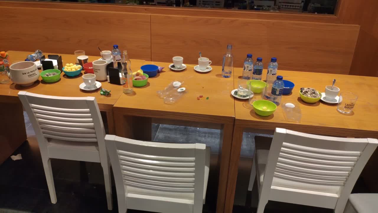 고객이 떠난 후 병과 무질서가 있는 술집에서 테이블의 일반적인 모습, 좌회전, 주문, 갈리시아, 스페인