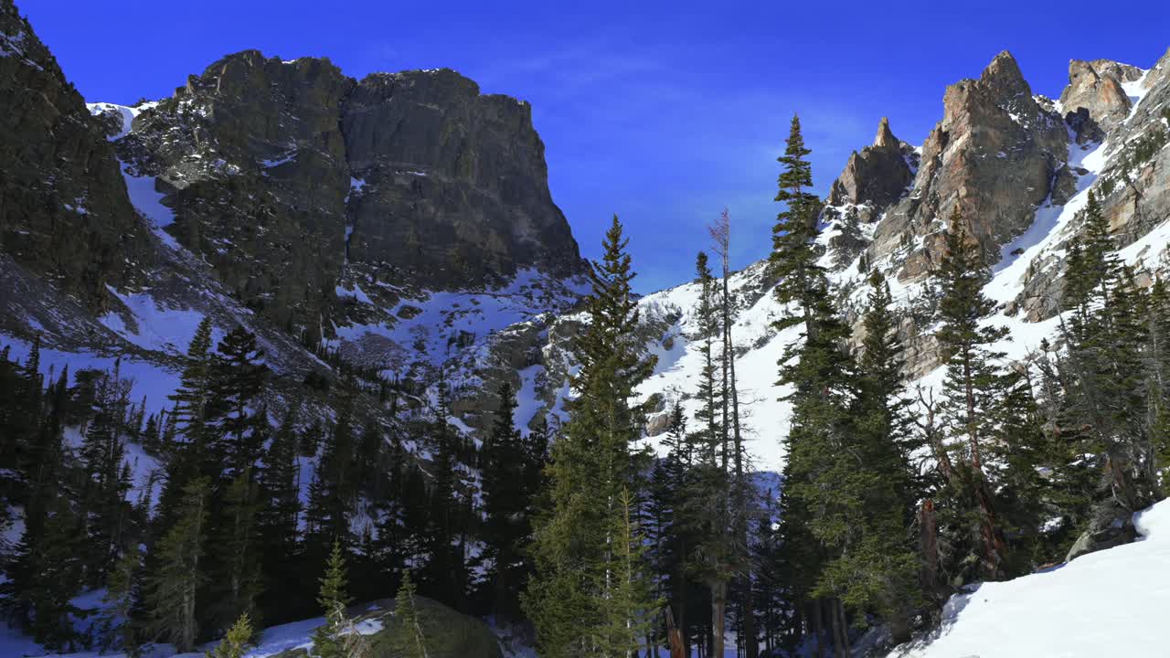 Vinterlandskap med snø og sterk vind i Flattop Mountains, Hallett Peak, Rocky Mountain National Park (RMNP) Colorado. Solfylt blå himmel morgenlandskap, høyalpint område, Dream Lake, Emerald Lake, Bear Lake-sti.
