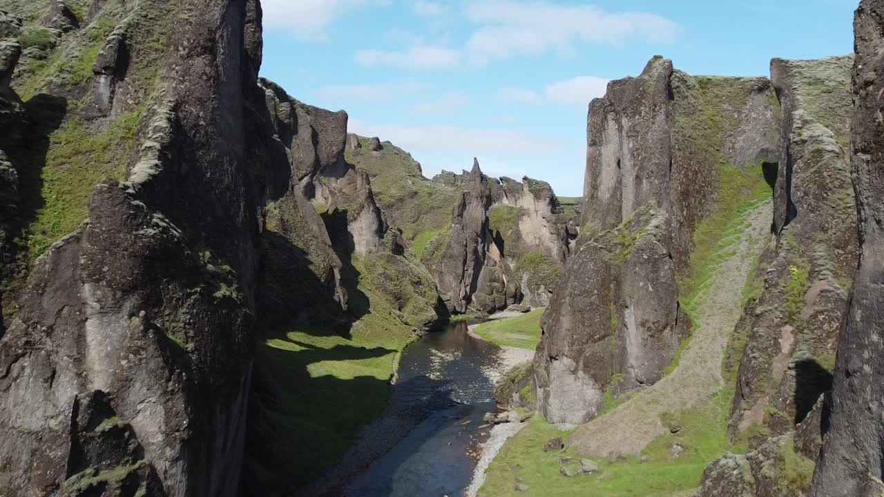 vista impresionante volando a través del cañón fjaðrárgljúfur en islandia