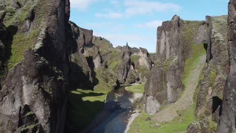 Atemberaubende-Aussicht,-Die-Durch-Die-Fjaðrárgljúfur-schlucht-In-Island-Fliegt