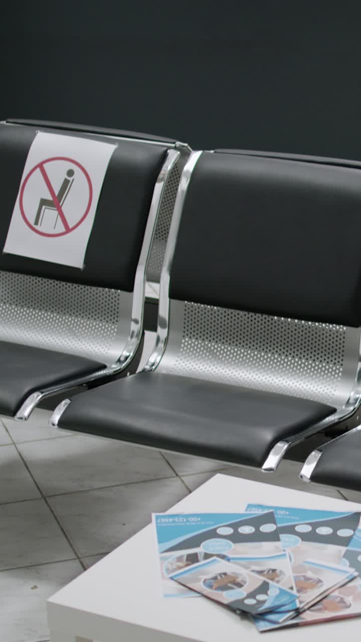Sala de espera con medidas de distanciamiento social