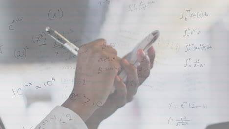 animación de ecuaciones matemáticas sobre el camarero caucásico que toma el pedido
