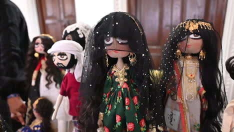 muñecas emiratíes tradicionales con vestimenta árabe tradicional