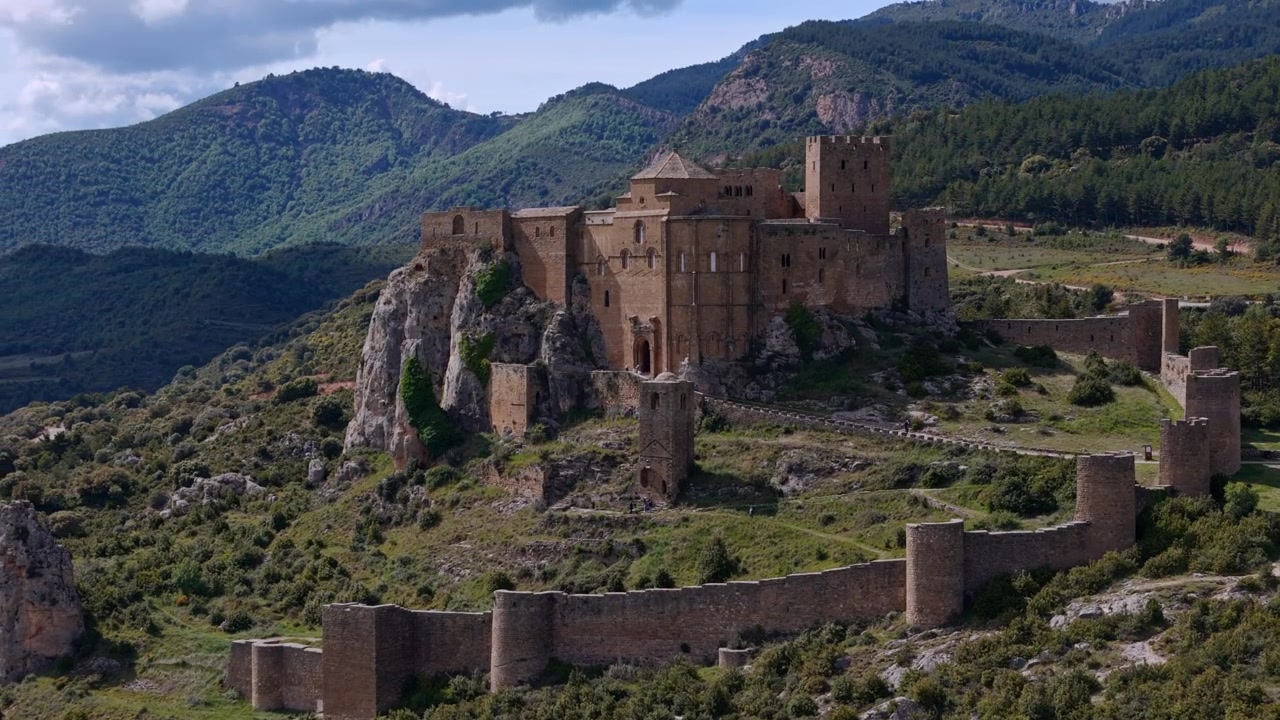 Castello di Loarre a Huesca, Spagna. Vista aerea di giorno.