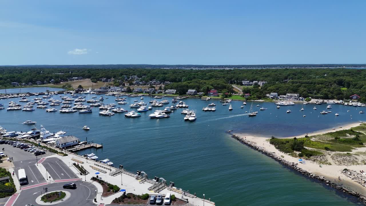 Vista aerea con drone in avvicinamento di Martha's Vineyard nella Contea di Dukes, Massachusetts. Ingresso del porto, acque atlantiche turchesi, barche, costa sabbiosa e suggestivo paesaggio costiero insulare. Stagione estiva.