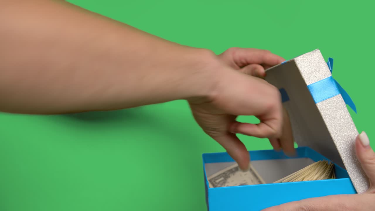 mujer dando un regalo a un hombre una caja con dinero chromakey