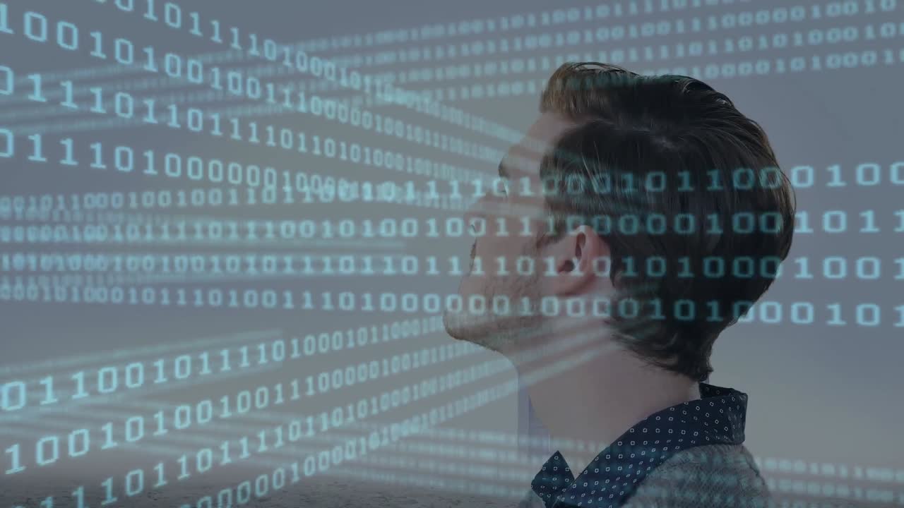 animación del procesamiento de datos sobre el hombre de negocios en la sala de servidores