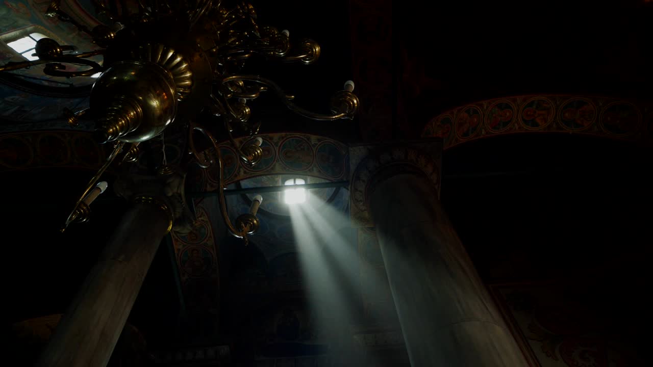 rayo de luz dentro de la iglesia, concepto del cielo en la iglesia ortodoxa