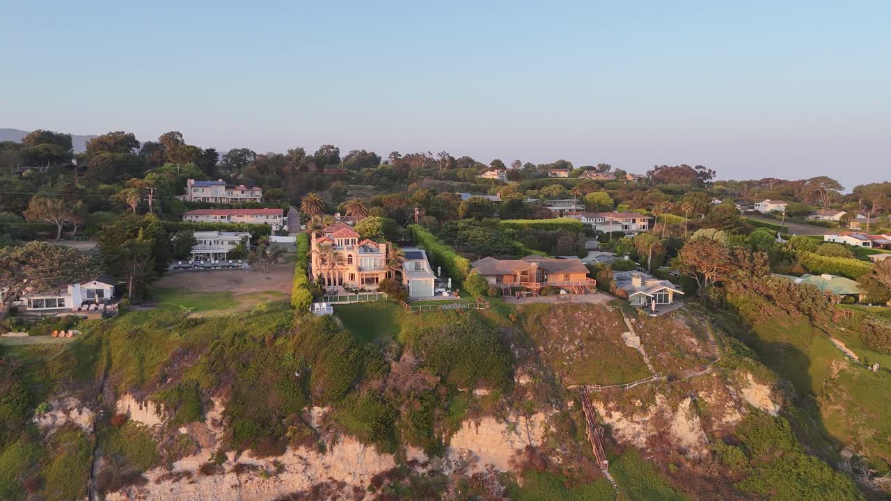 골든 아워 안테나는 말리부 비치 (malibu beach) 의 유명한 부지에 회전합니다.