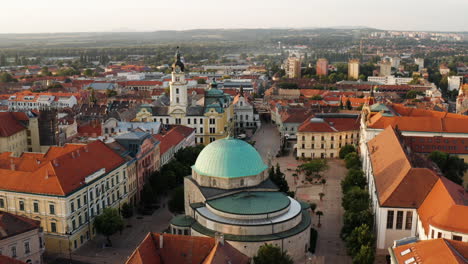 Vista-Panorámica-De-La-Plaza-Szechenyi-Durante-El-Amanecer-En-El-Centro-De-La-Ciudad-De-Pecs,-Hungría