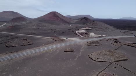 Toma-Aérea-De-La-Carretera-En-La-Zona-Volcánica-De-Lanzarote